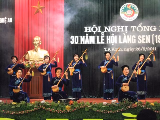 Đoàn nghệ thuật quần chúng tỉnh Cao Bằng biểu diễn tại lễ tổng kết.