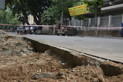 Đoạn đường sụt lún trước trường THCS Trưng Vương