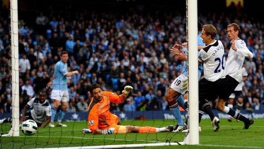 &quot;Tội đồ&quot; Crouch giúp Man City chắc vé dự Champions League mùa sau