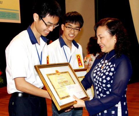 Vĩnh Phúc giữ vững thành tích trong bồi dưỡng HS giỏi ảnh 2 Thứ trưởng Nguyễn Thị Nghĩa trao bằng khen cho các em HS đạt thành tích cao trong năm học 2010-2011 của Vĩnh Phúc