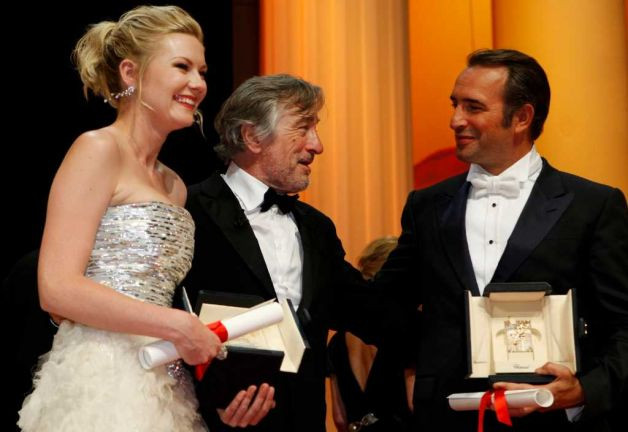 Chủ tịch ban giám khảo Robert De Niro, trung tâm, nói chuyện với Nữ diễn viên xuất sắc nhất nhận Kirsten Dunst, trái, và xuất sắc nhất Nam diễn viên Jean Dujardin người nhận, phải, trong lễ trao giải tại Liên hoan phim quốc tế 64, tại Cannes, Read more: http://www.timesunion.com/default/article/Malick-s-Tree-of-Life-wins-top-Cannes-fest-honor-1390966.php#ixzz1NEiBxvzj