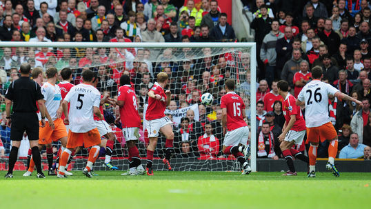M.U - Blackpool(4-2): Niềm vui và những giọt nước mắt ảnh 2 Pha sút phạt mẫu mực của Charlie Adam