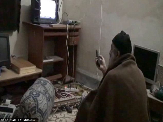 Những tiết lộ chưa từng được biết về Osama bin Laden ảnh 2 There was also footage of the Al Qaeda chief watching Barack Obama on television Read more: http://www.dailymail.co.uk/news/article-1385871/Osama-Bin-Laden-terrorism-plans-revealed-secret-journal.html#ixzz1M6c1aCep