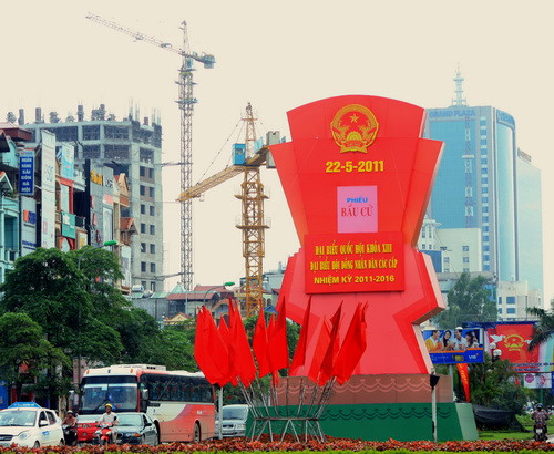 Cuộc bầu cử ĐB Quốc hội khóa XIII và ĐB HĐND các cấp nhiệm kì 2011-2016 diễn ra trong bối cảnh đất nước ta gặt hái nhiều thành tựu kinh tế- xã hội... Biểu tượng cổ động cho ngày bầu cử 22/5 trên đường Trần Duy Hưng. Ảnh, gdtd.vn