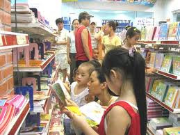 Các mặt hàng đồ dùng học tập thuộc diện bình ổn giá gồm: tập, cặp, ba lô, túi xách và đồng phục fgg