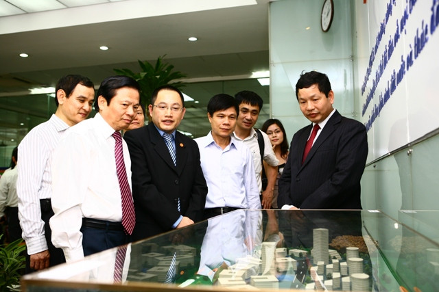 Bo truong xem mo hinh Truong DH FPT tai Khu cong nghe cao Lang Hoa Lac