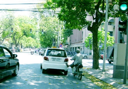 Xe ôm &quot;chở&quot; taxi - chuyện lạ Việt Nam