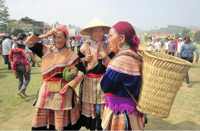 Cổ động viên ra về 