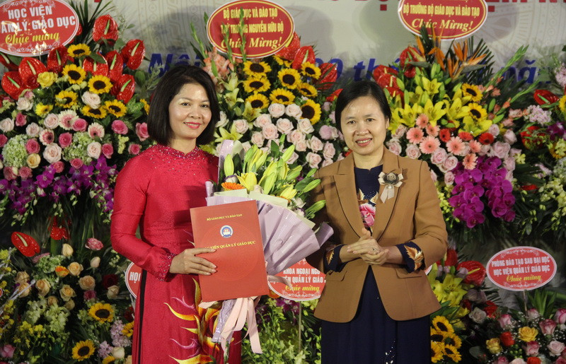 Vụ trưởng Vụ Tổ chức cán bộ Lê Thị Thanh Nhàn (bên phải) trao Quyết định Chủ tịch Hội đồng trường cho PGS Nguyễn Thị Thu Hằng Vụ trưởng Vụ Tổ chức cán bộ Lê Thị Thanh Nhàn (bên phải) trao Quyết định Chủ tịch Hội đồng trường cho PGS Nguyễn Thị Thu Hằng
