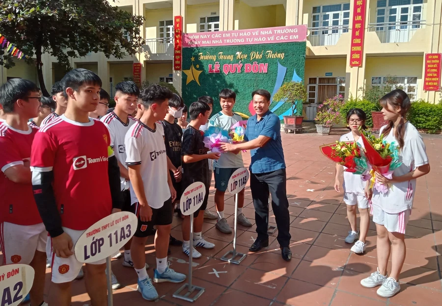 Hành trang vào đời cho học sinh là hoài bão vươn lên và lý tưởng sống cao đẹp.