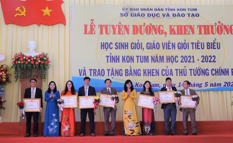 Tỉnh Kon Tum trao Bằng khen của Thủ tướng Chính phủ cho 7 cá nhân có thành tích trong công tác giáo dục giai đoạn 2016 - 2021.