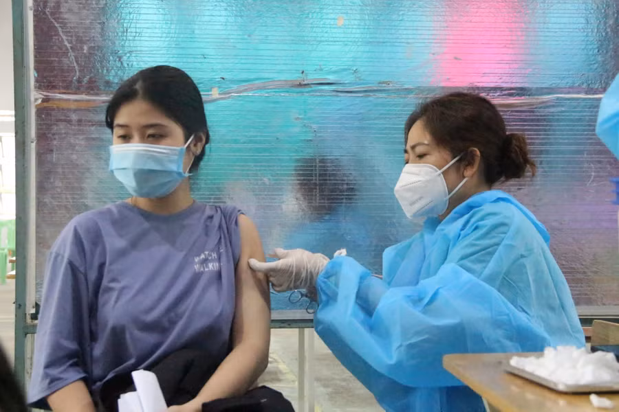 Tỉnh Kon Tum triển khai tiêm vắc xin phòng Covid-19 cho học sinh THPT.