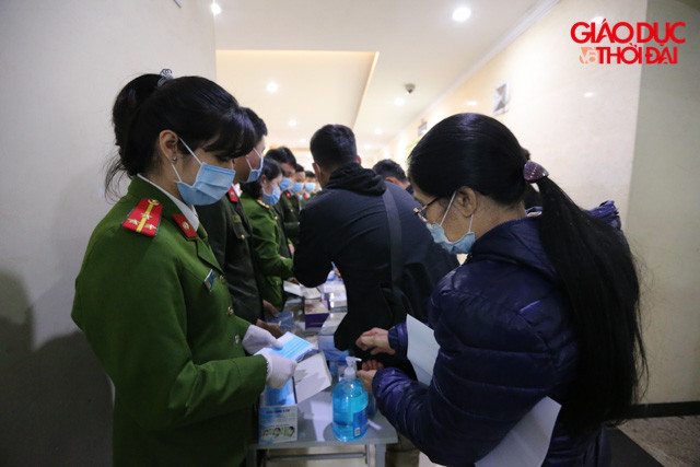 Ngoài ra, dung dịch rửa tay khô cũng được chuẩn bị sẵn.