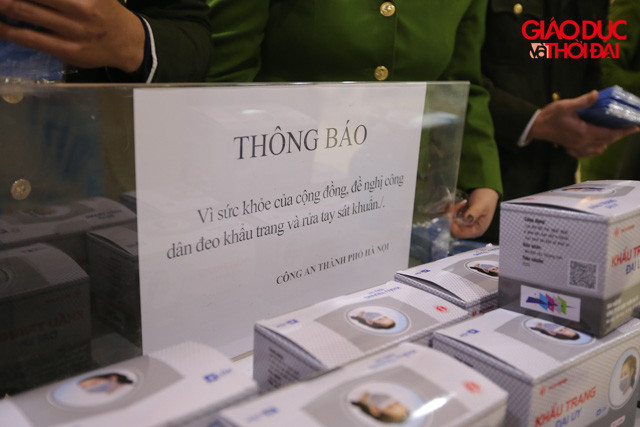 Biển thông báo được đặt tại nhiều vị trí dễ nhìn để người dân có thể quan sát thuận tiện.