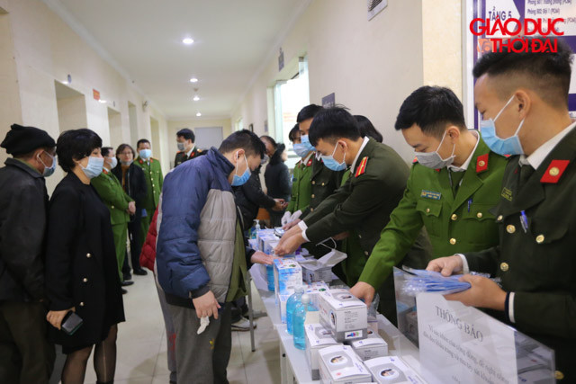 Người dân sẽ được hướng dẫn ra các bàn nhận khẩu trang và rửa tay trước khi vào bên trong làm thủ tục.