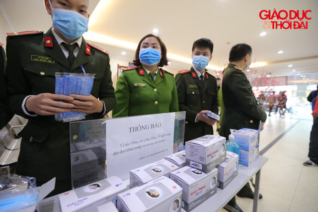 Trong ngày hôm nay 2 phòng đã chuẩn bị khoảng 5000 chiếc khẩu trang để phát cho người dân.