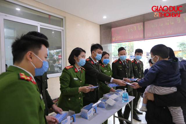 Trong ngày hôm nay tại số 44 Phạm Ngọc Thạch, Phòng Cảnh sát quản lý hành chính về trật tự xã hội và Phòng An ninh mạng và phòng chống tội phạm sử dụng công nghệ cao, CATP Hà Nội đã bố trí khẩu trang tại cổng ra vào cũng như bên trong để phát cho người dân vào làm thủ tục.