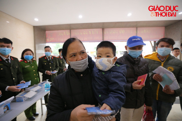 Tất cả người dân khi vào bên trong trụ sở đều được phát miễn phí khẩu trang y tế.