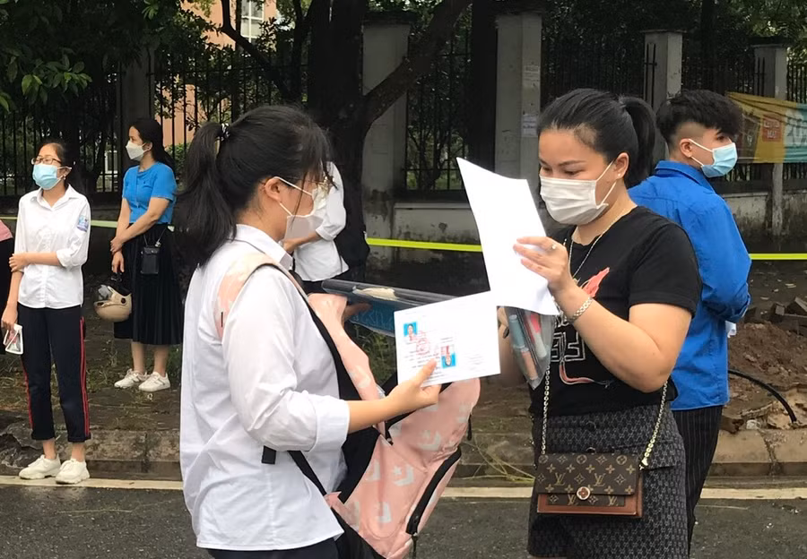 Đón con ở cổng trường cùng niềm vui khi được báo con làm bài tốt