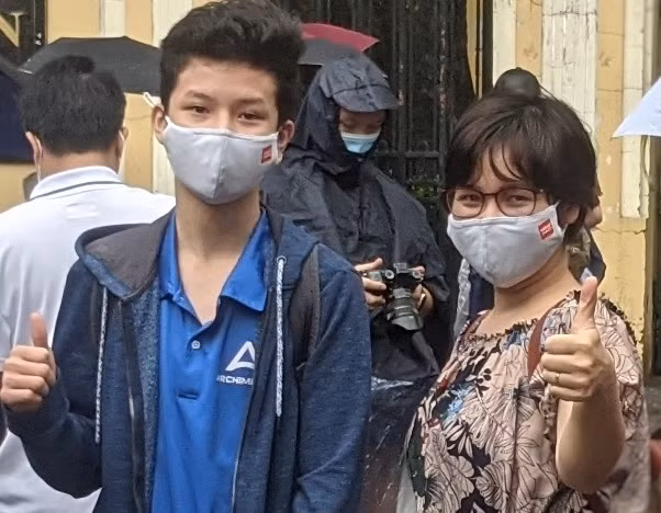 Nhiều thí sinh và phụ huynh hết sức tự tin với kết quả làm bài ngày thi đầu tiên