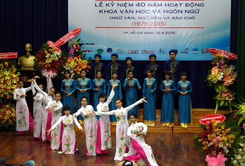 Tiết mục văn nghệ “Tôi yêu tiếng nước tôi” như một hành trình xuyên suốt của những người văn khoa trong suốt 40 năm qua