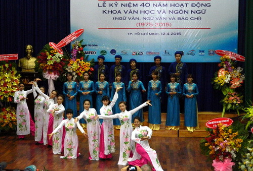 Tiết mục văn nghệ “Tôi yêu tiếng nước tôi” như một hành trình xuyên suốt của những người văn khoa trong suốt 40 năm qua