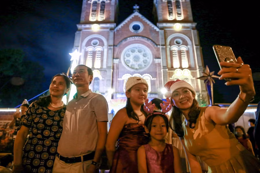 Không khí tưng bừng đón Giáng sinh 2020 trên cả nước ảnh 11
