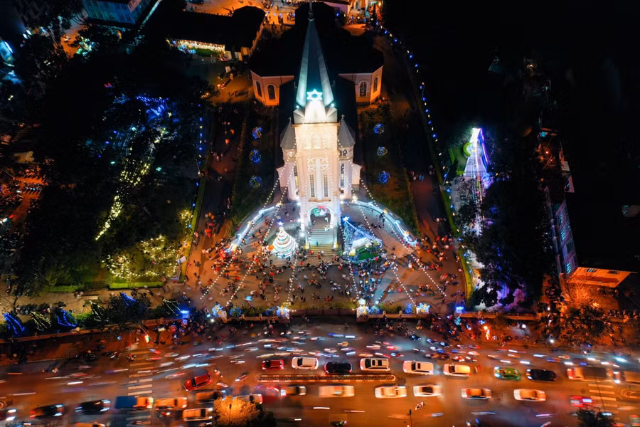 Nhà thờ Con Gà, Đà Lạt (Lâm Đồng), hàng trăm du khách và giáo dân đổ về vui chơi, đón Giáng sinh. Ảnh: Zing