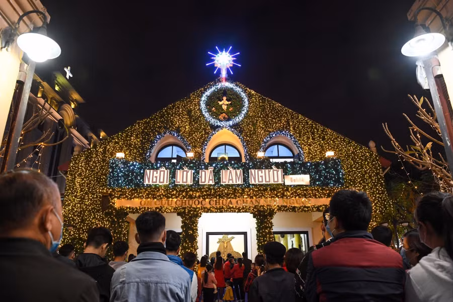 Một nhà thờ ở khu vực quận Đống Đa (Hà Nội) ngay từ sớm nhưng cũng nhiều người tập trung làm lễ. Ảnh: Zing