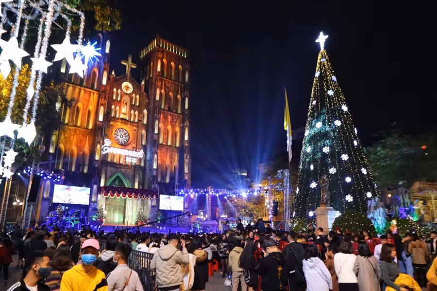Từ sớm, rất đông người dân đã có mặt tại Nhà thờ Lớn Hà Nội để hòa chung không khí đón Giáng sinh 2020. Ảnh: Zing