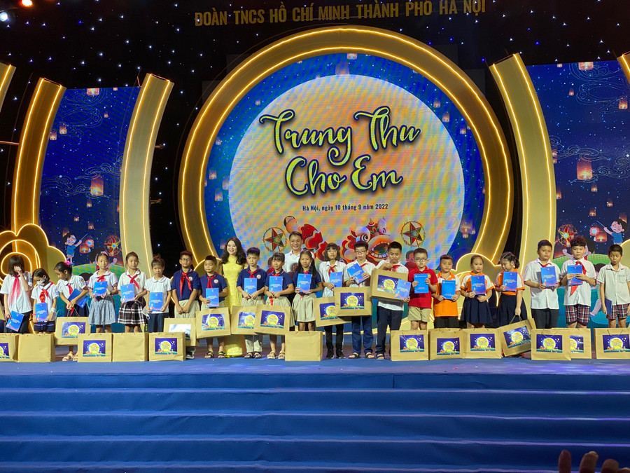 Tại chương trình, Ban tổ chức chương trình đã trao 100 suất quà và học bổng trị giá 2 triệu đồng/suất dành tặng thiếu nhi có hoàn cảnh khó khăn, các em nhỏ mồ côi cha mẹ do đại dịch Covid-19.