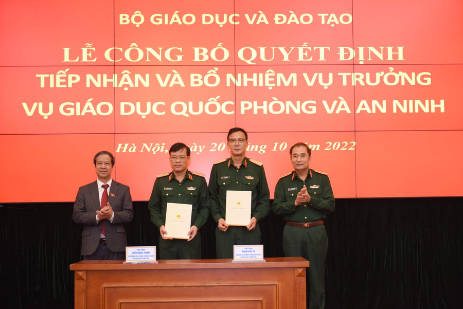 Thiếu tướng Trần Ngọc Thanh và Thiếu tướng Phạm Đức Tú, nguyên Vụ trưởng Vụ Giáo dục quốc phòng và An ninh (Bộ GD&ĐT) đã ký kết biên bản bàn giao công việc dưới sự chứng kiến của Bộ trưởng Nguyễn Kim Sơn và Thượng tướng Phùng Sĩ Tấn. Thiếu tướng Trần Ngọc Thanh và Thiếu tướng Phạm Đức Tú, nguyên Vụ trưởng Vụ Giáo dục quốc phòng và An ninh (Bộ GD&ĐT) đã ký kết biên bản bàn giao công việc dưới sự chứng kiến của Bộ trưởng Nguyễn Kim Sơn và Thượng tướng Phùng Sĩ Tấn.