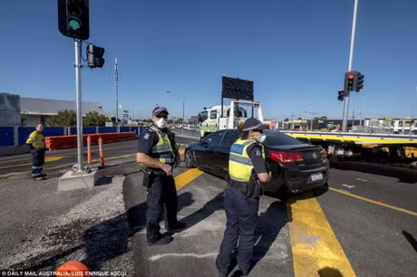 Hien truong vu may bay lao vao trung tam mua sam o Australia - Anh 11