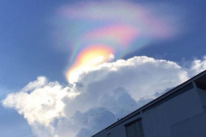 Cầu vồng lửa kỳ ảo sáng rực trên bầu trời Singapore