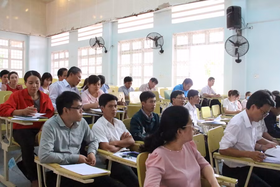 Hàng trăm cán bộ, giáo viên tham dự Hội nghị.