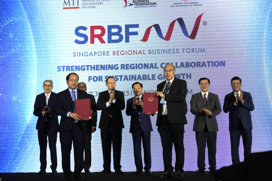 MOU được ký bởi Giáo sư Chee Yeow Meng, Phó Chủ tịch (Đổi mới sáng tạo & Doanh nghiệp) NUS, và ông Vũ Quốc Huy, Giám đốc NIC. MOU được ký bởi Giáo sư Chee Yeow Meng, Phó Chủ tịch (Đổi mới sáng tạo & Doanh nghiệp) NUS, và ông Vũ Quốc Huy, Giám đốc NIC.