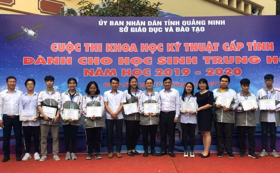Niềm vui thầy trò trước những tấm giấy khen thành tích học tập tốt