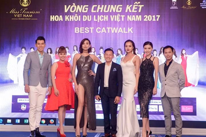 Võ Hoàng Yến mặc gợi cảm đi chấm thi