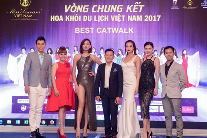 Võ Hoàng Yến mặc gợi cảm đi chấm thi