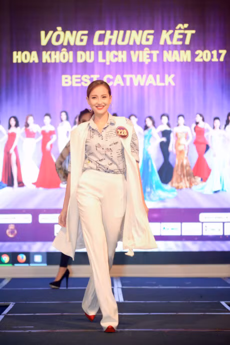 Vo Hoang Yen mac goi cam di cham thi - Anh 7