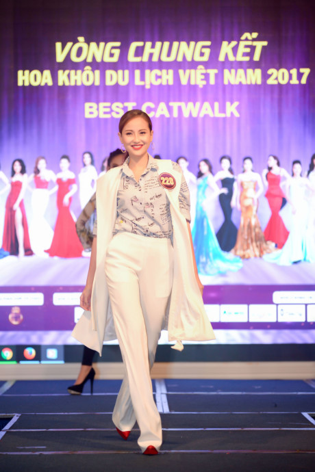 Võ Hoàng Yến mặc gợi cảm đi chấm thi - Ảnh 7 Vo Hoang Yen mac goi cam di cham thi - Anh 7