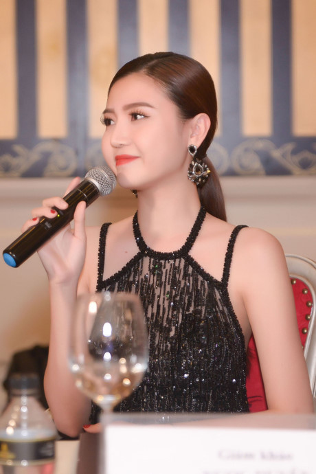 Võ Hoàng Yến mặc gợi cảm đi chấm thi - Ảnh 4 Vo Hoang Yen mac goi cam di cham thi - Anh 4