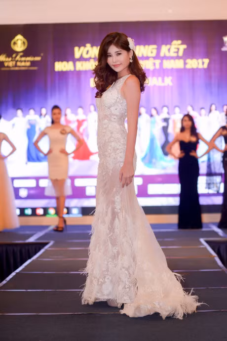 Vo Hoang Yen mac goi cam di cham thi - Anh 8