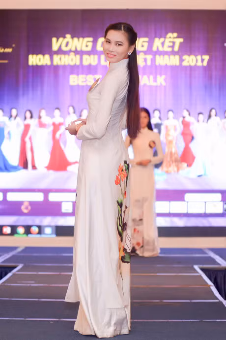 Vo Hoang Yen mac goi cam di cham thi - Anh 5