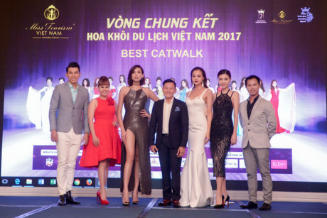Võ Hoàng Yến mặc gợi cảm đi chấm thi - Ảnh 1 Vo Hoang Yen mac goi cam di cham thi - Anh 1