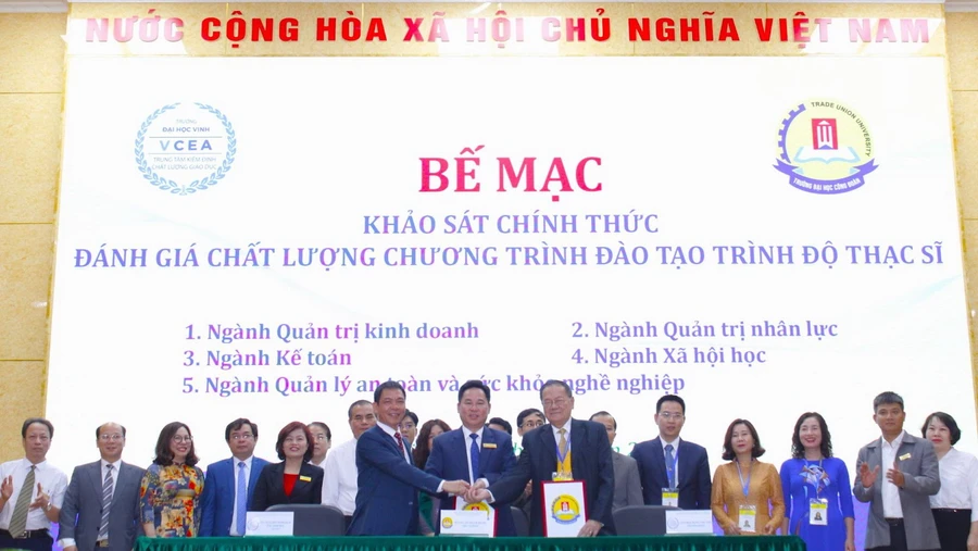 Đại diện lãnh đạo Trung tâm Kiểm định chất lượng giáo dục, Trường ĐH Vinh, Trưởng đoàn đánh giá ngoài và Hiệu trưởng Trường ĐH Công đoàn ký biên bản khảo sát chính thức.