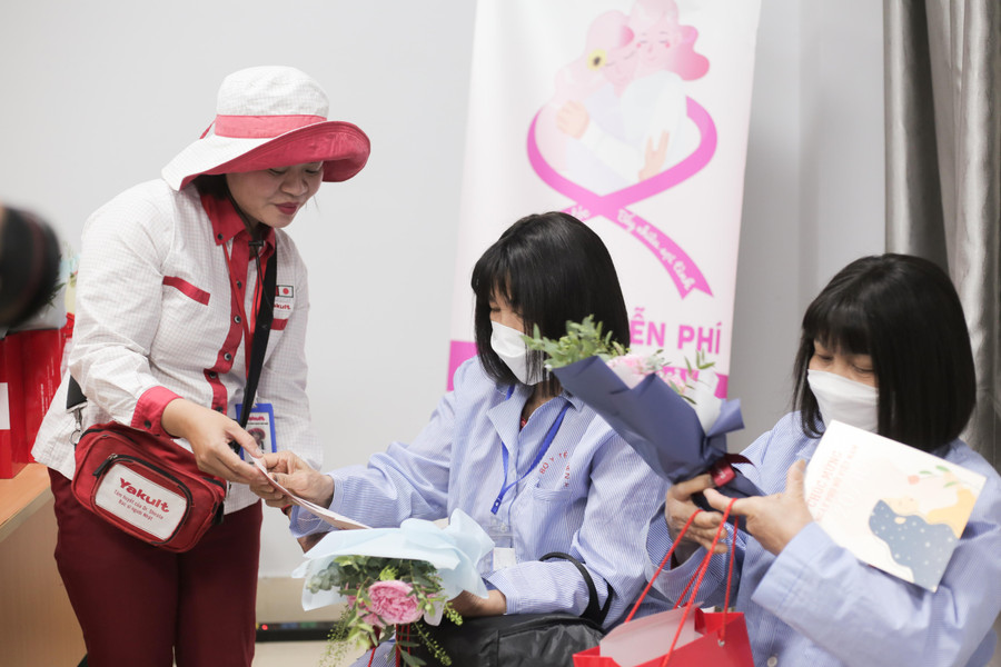 Bệnh viện K – Cơ sở Tân Triều hiện là nơi điều trị của 75 bệnh nhân ung thư vú. Đối với họ, những ngày điều trị luôn đầy ắp sự mệt mỏi, đồng thời khiến họ trở nên khép mình hơn.