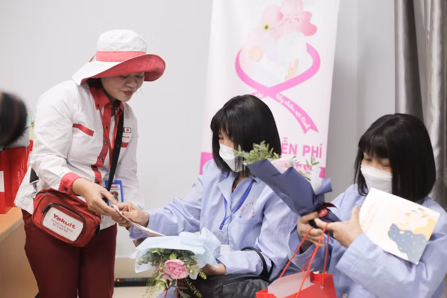 Bệnh viện K – Cơ sở Tân Triều hiện là nơi điều trị của 75 bệnh nhân ung thư vú. Đối với họ, những ngày điều trị luôn đầy ắp sự mệt mỏi, đồng thời khiến họ trở nên khép mình hơn. Bệnh viện K – Cơ sở Tân Triều hiện là nơi điều trị của 75 bệnh nhân ung thư vú. Đối với họ, những ngày điều trị luôn đầy ắp sự mệt mỏi, đồng thời khiến họ trở nên khép mình hơn.