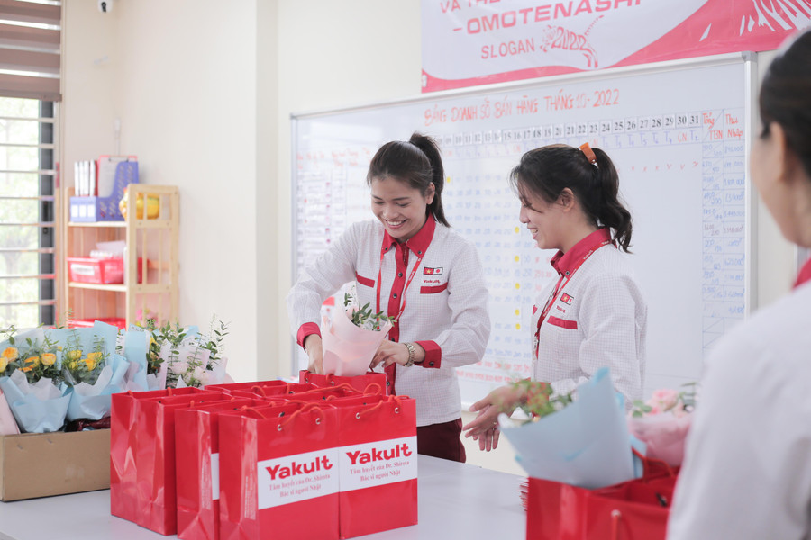 Những món quà, bó hoa được chuẩn bị cẩn thận dành tặng nữ bệnh nhân bị ung thư vú.