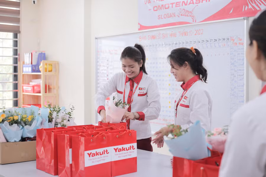 Những món quà, bó hoa được chuẩn bị cẩn thận dành tặng nữ bệnh nhân bị ung thư vú. Những món quà, bó hoa được chuẩn bị cẩn thận dành tặng nữ bệnh nhân bị ung thư vú.